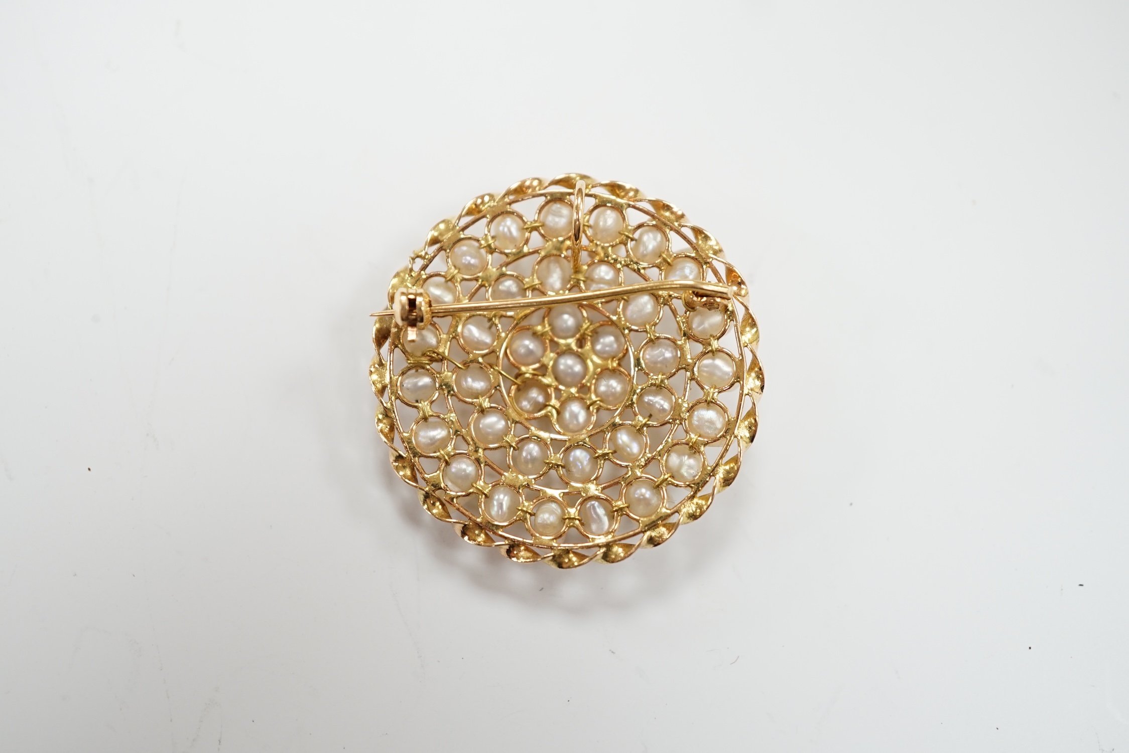 A yellow metal and baroque pearl cluster set circular pendant brooch, 33mm, gross weight 7.8 grams.